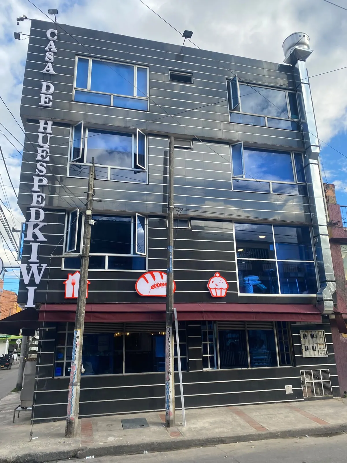 Fachada de la Casa de Huéspedes Kiwi, edificio de cuatro pisos en Fontibón, Bogotá