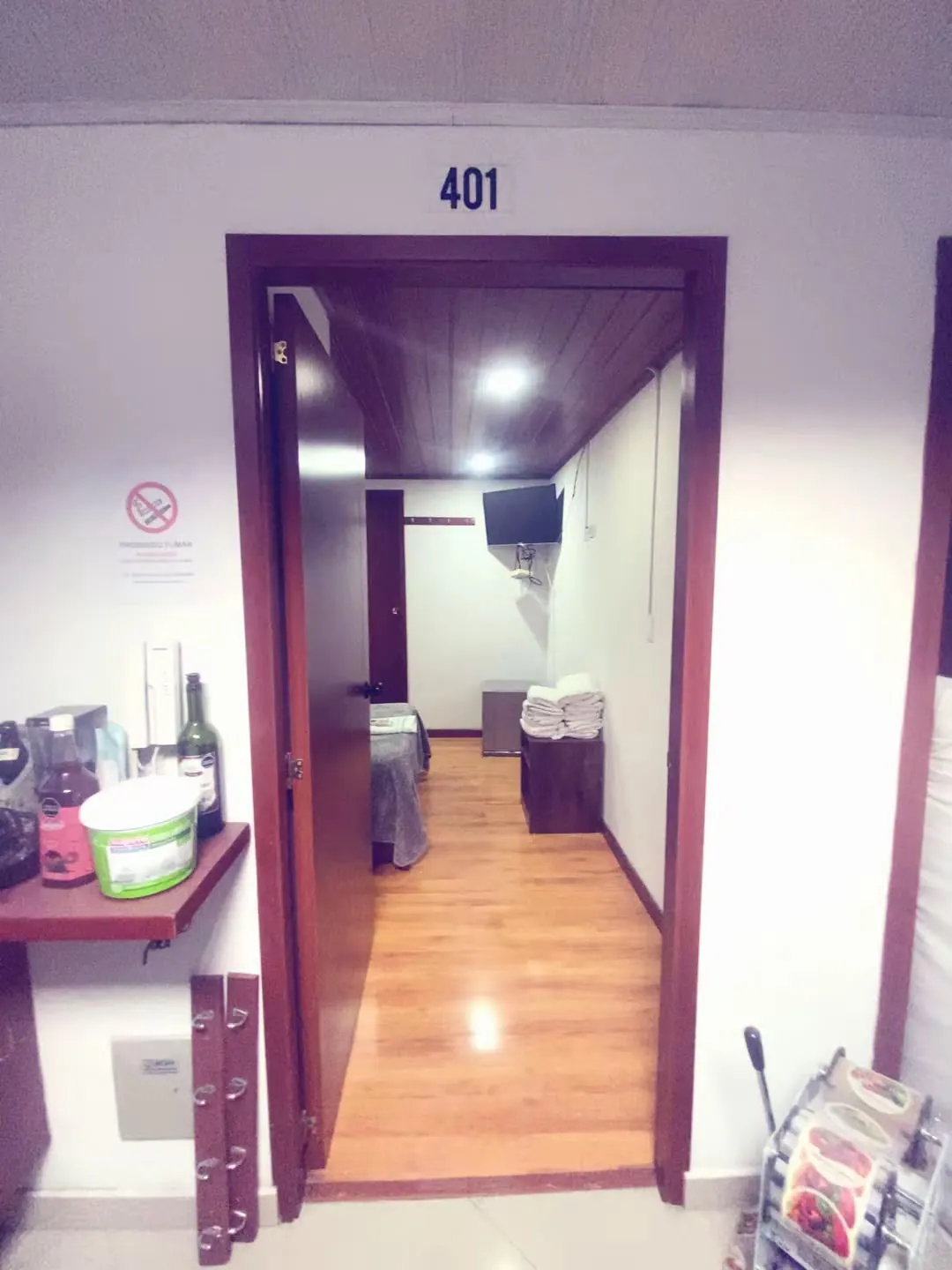 Puerta de entrada a la habitación 401 de Hospedaje Kiwi